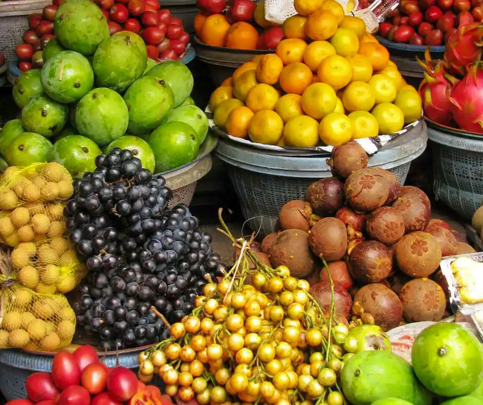 Offerta viaggio Bali con visita al mercato tradizionale di Candikuning Mercato tradizionale di Candikuning a Bali con frutta tropicale, fiori e spezie