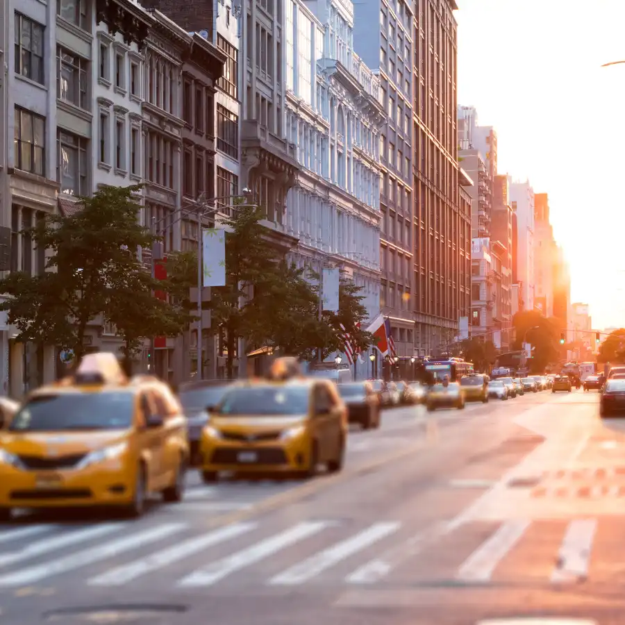 Taxi gialli tra le strade di Manhattan al tramonto a New York