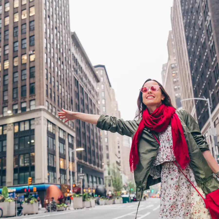 Ragazza tra le strade di Manhattan in atmosfera stile film e serie TV
