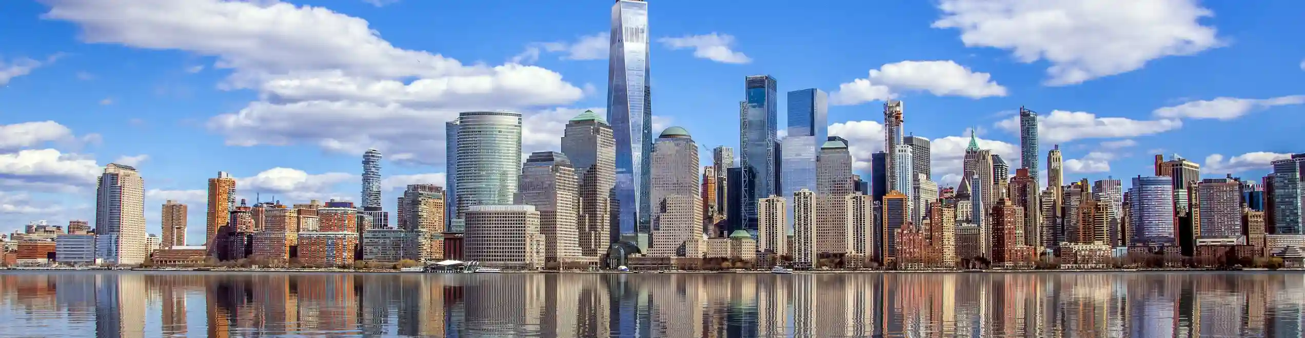 Vista verticale dello skyline di Manhattan con One World Trade Center a New York