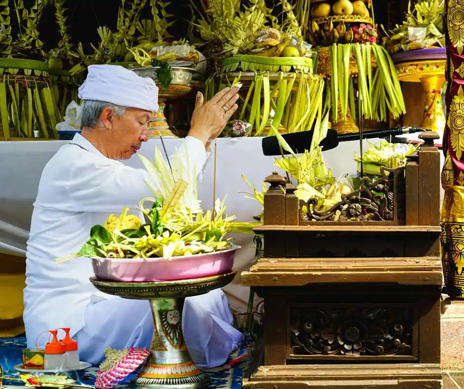 Viaggio organizzato Bali tra templi, offerte floreali e cultura locale Offerte floreali balinesi in un tempio, simbolo della cultura spirituale di Bali
