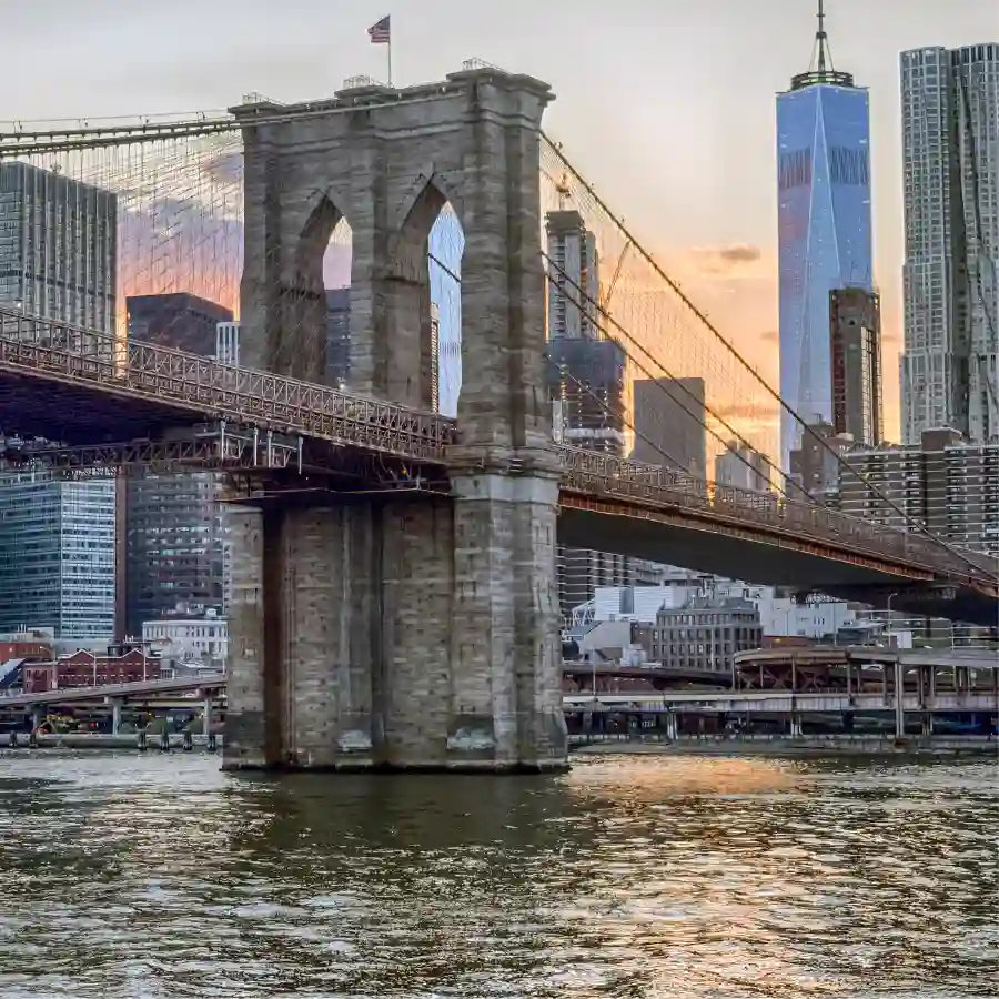 Brooklyn Bridge al tramonto con skyline di Manhattan sullo sfondo