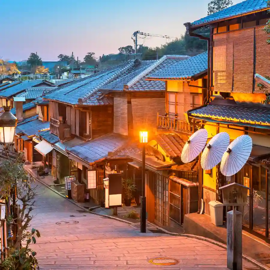 Vicoli tradizionali di Kyoto illuminati al tramonto in Giappone