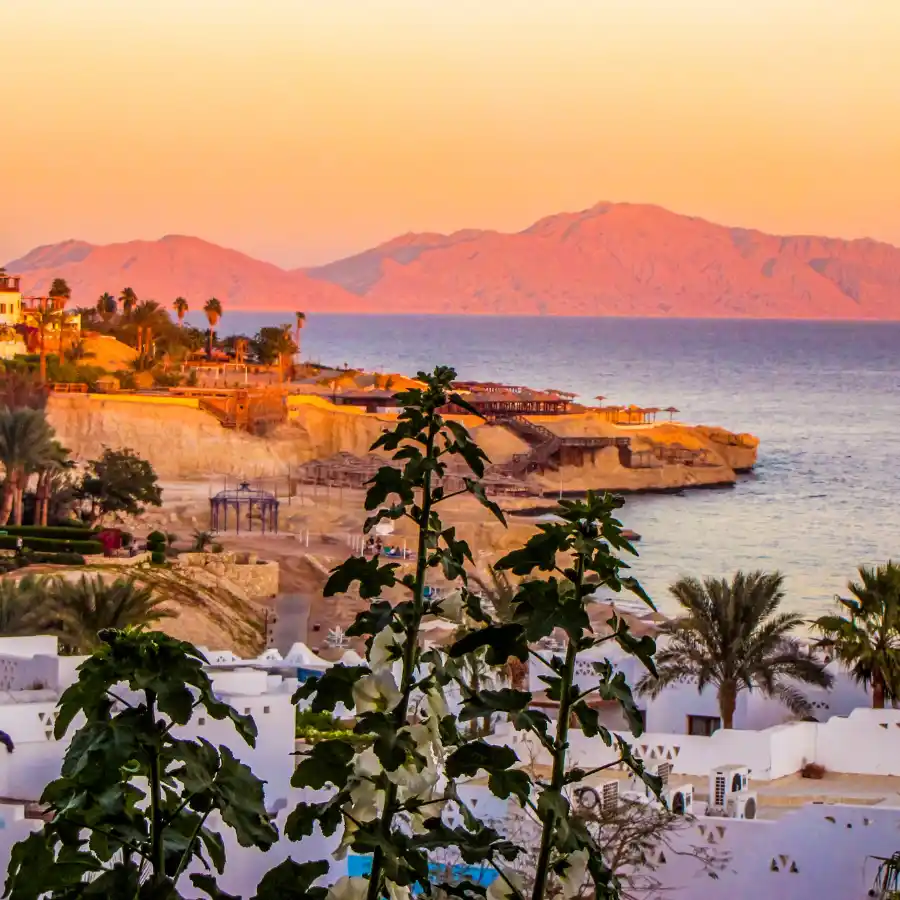 Tramonto sul Mar Rosso con resort e costa panoramica in Egitto