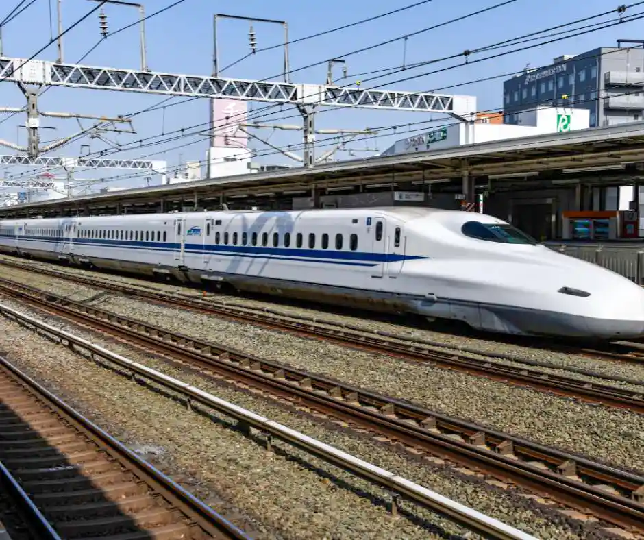 Viaggio organizzato Tokyo Kyoto – pacchetto Giappone con trasferimenti interni Treno Shinkansen in stazione durante il trasferimento tra Tokyo e Kyoto.