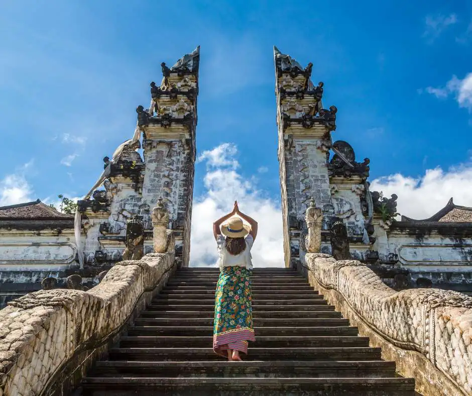 Offerta viaggio Bali con tempio Lempuyang e vulcano Agung Porta del tempio Lempuyang a Bali con vista sul vulcano Agung