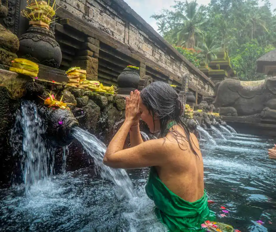 Viaggio organizzato Bali con visita al tempio Tirta Empul Tempio di Tirta Empul a Bali con vasche sacre per il rituale di purificazione