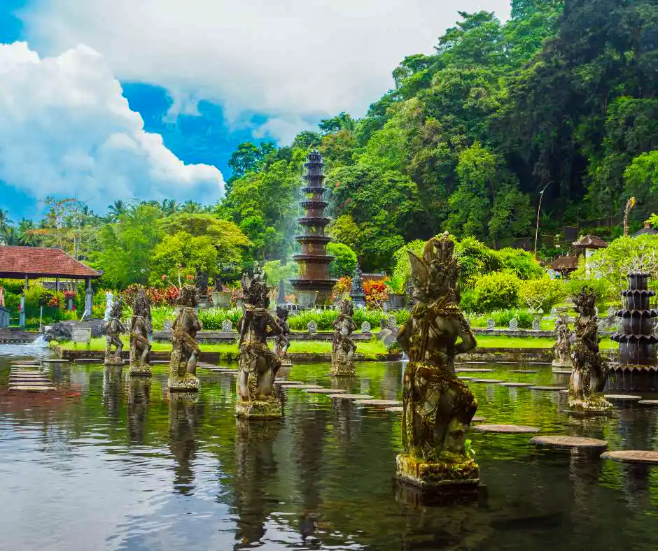 Viaggio organizzato Bali con visita a Tirta Gangga Palazzo d’acqua Tirta Gangga a Bali con fontane, statue e giardini