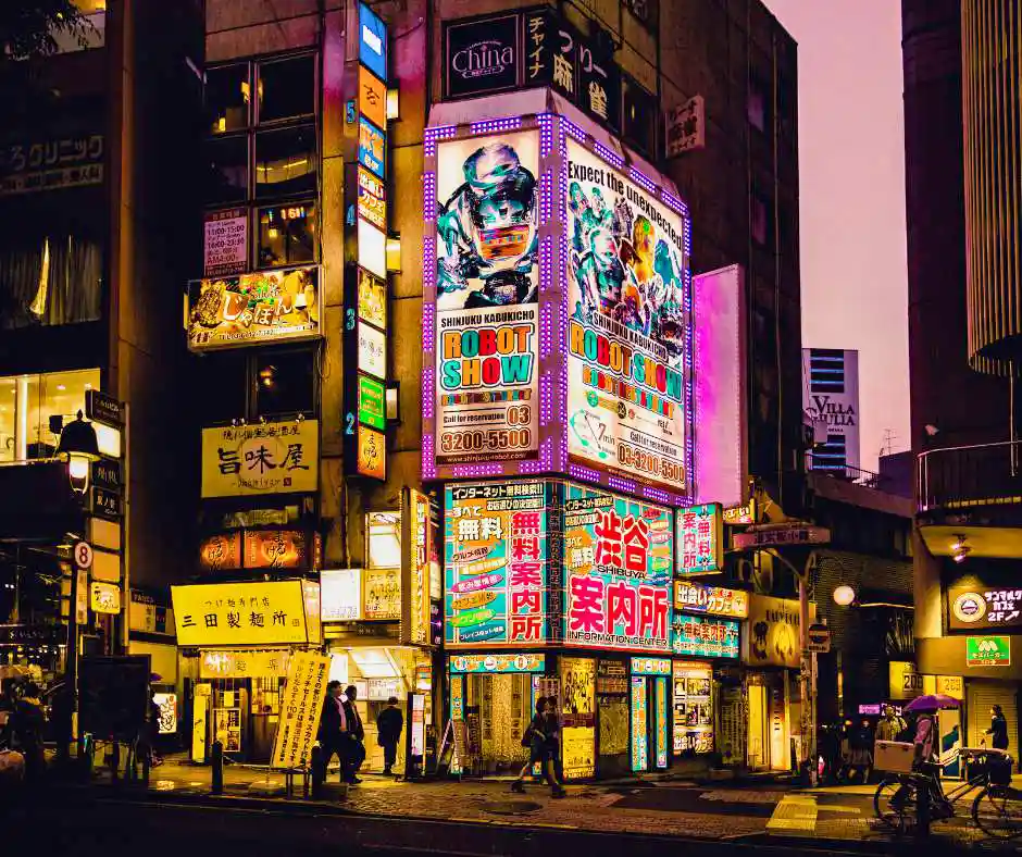 Pacchetto vacanza Tokyo – viaggio organizzato tra luci, quartieri e cultura giapponese Strade illuminate di Tokyo con insegne neon durante un viaggio in Giappone.