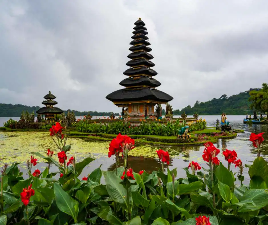 Pacchetto vacanza Bali con visita al tempio Ulun Danu Beratan Tempio Ulun Danu Beratan sul lago a Bali, circondato da acqua e montagne