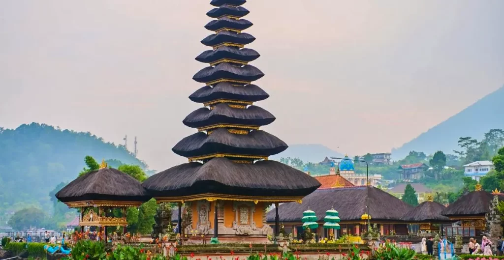Tempio balinese con pagoda meru affacciato su giardini e montagne