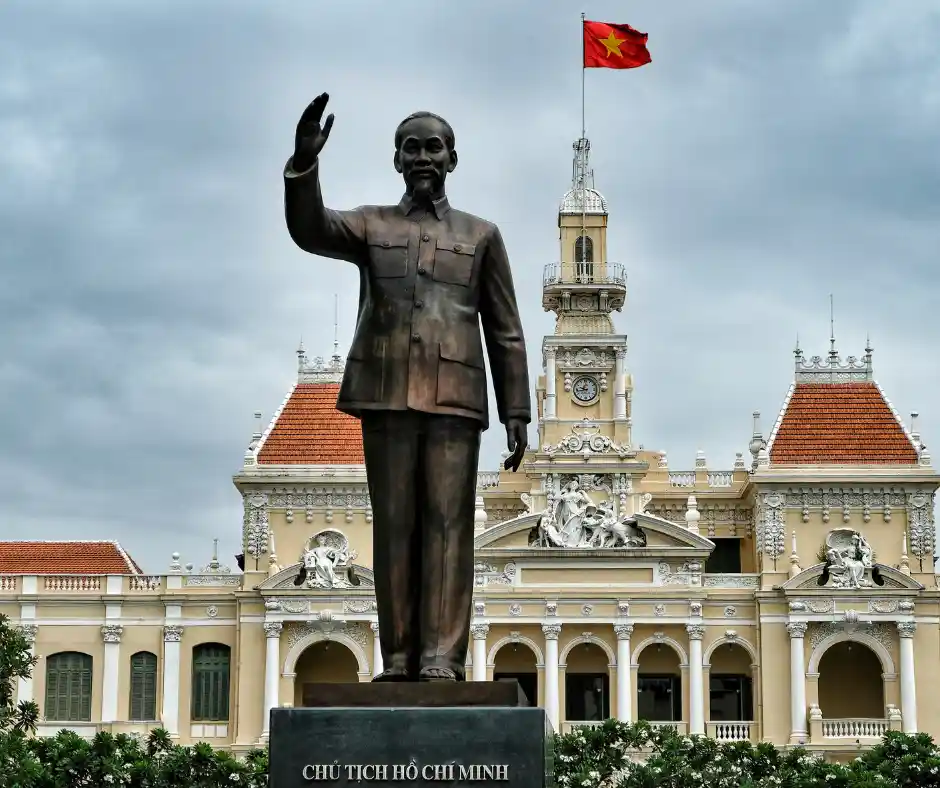 Pacchetto viaggio Vietnam con visita di Ho Chi Minh City Statua di Ho Chi Minh davanti al municipio della cittร di Saigon