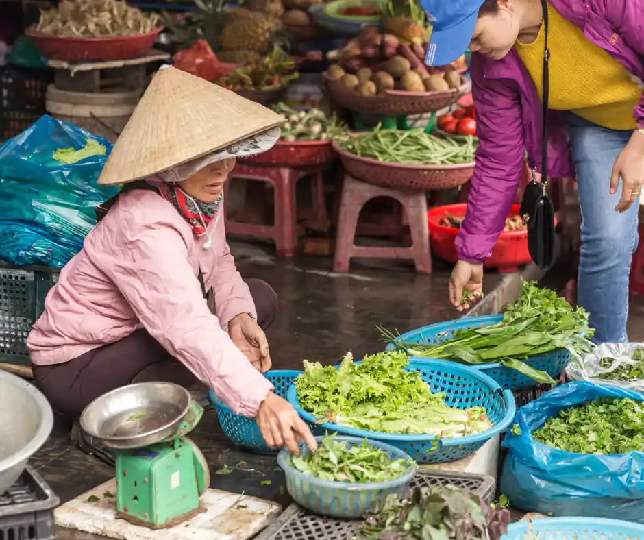 Offerta viaggio Vietnam tra mercati e cucina tradizionale Mercato tradizionale vietnamita con prodotti freschi e vita locale