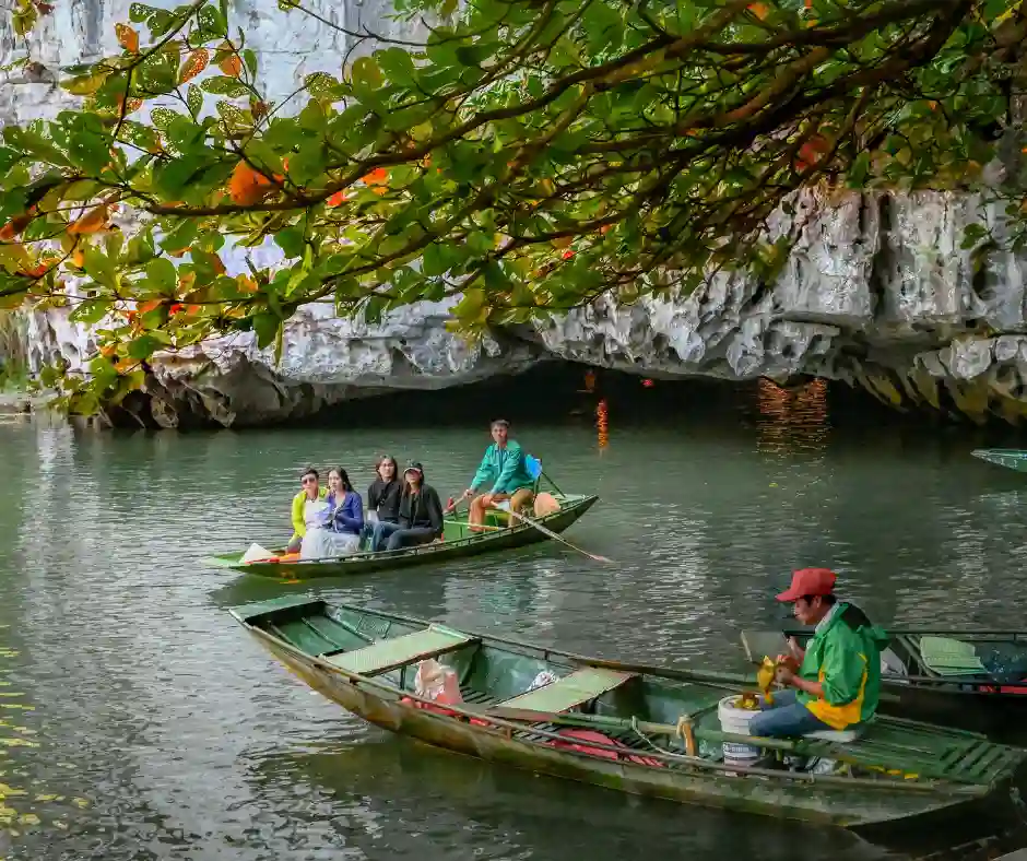 Viaggio Vietnam organizzato tra fiumi e paesaggi spettacolari Barche tradizionali sul fiume tra grotte e montagne di Ninh Binh