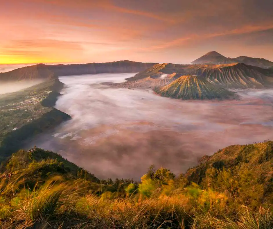 Pacchetto viaggio Bali con panorama sul vulcano Batur Vulcano Batur a Bali all’alba con panorama naturale e luce dorata
