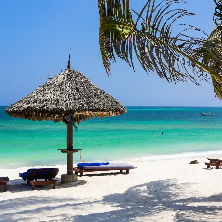 Spiaggia tropicale di Watamu con mare turchese e palme