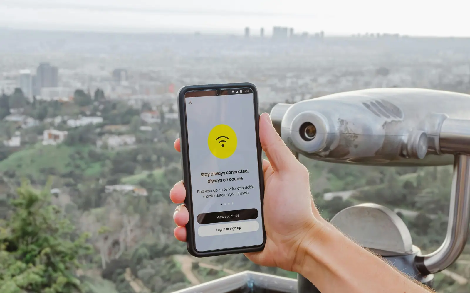 Smartphone con servizio eSIM attivo durante un viaggio internazionale