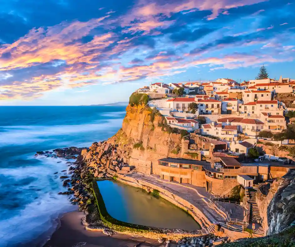 Offerta viaggio Portogallo d’Autore tra borghi e oceano Villaggio costiero di Azenhas do Mar affacciato sulle scogliere dell'Atlantico