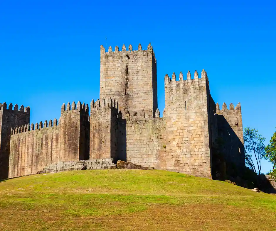 Offerta viaggio Portogallo tra castelli e città storiche Castello medievale di Guimarães considerato la culla del Portogallo