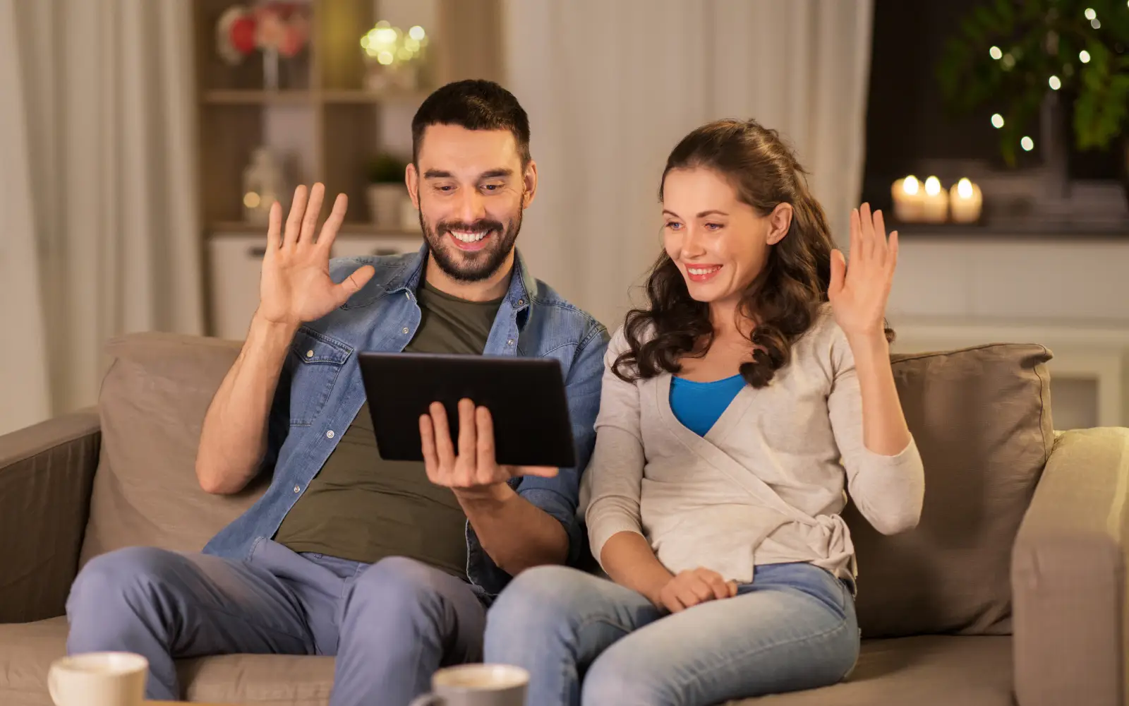 Coppia partecipa a una consulenza online per organizzare il proprio viaggio