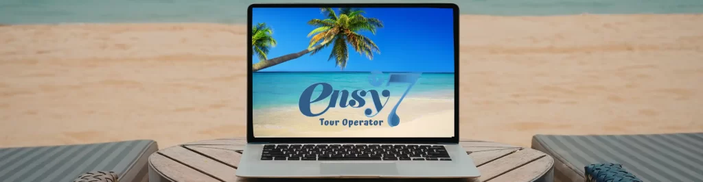 Laptop sulla spiaggia con logo Ensy7, simbolo del lavoro nel turismo online e della consulenza di viaggio digitale.