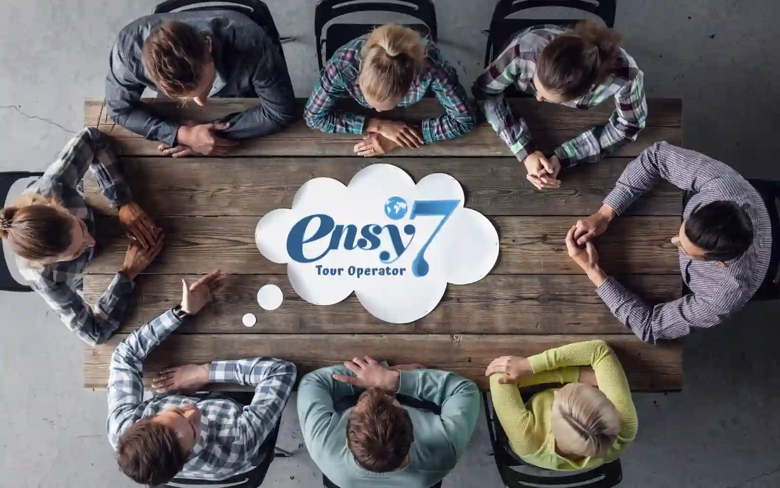 Professionisti riuniti attorno a un tavolo durante un incontro del network Ensy7
