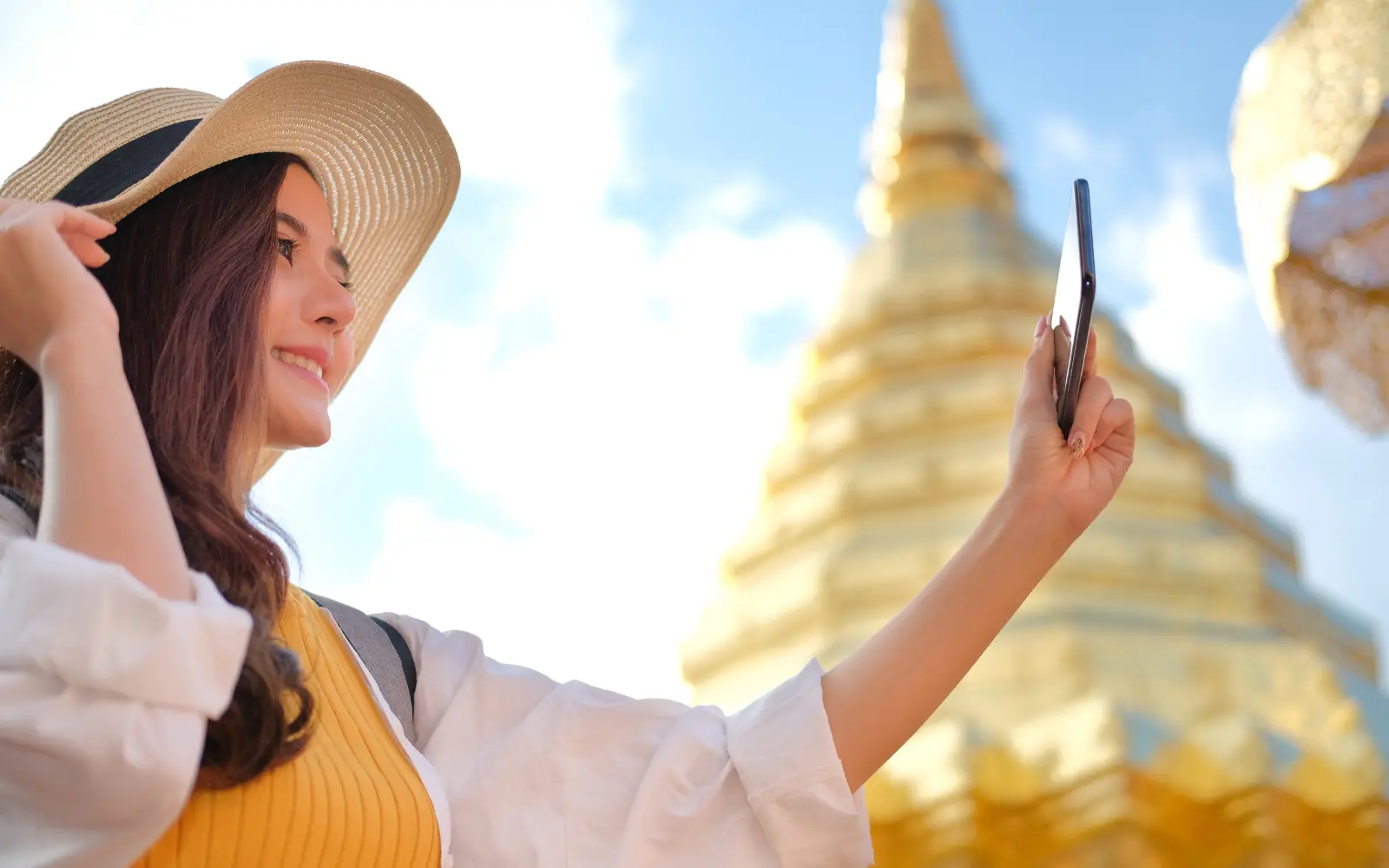 Turista utilizza lo smartphone durante un viaggio all'estero grazie a una eSIM per viaggi