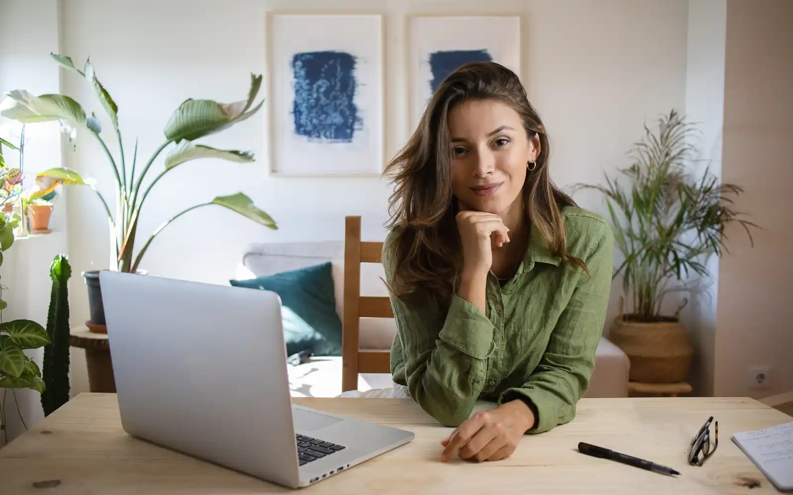 Consulente di viaggio online lavora da casa utilizzando strumenti digitali professionali