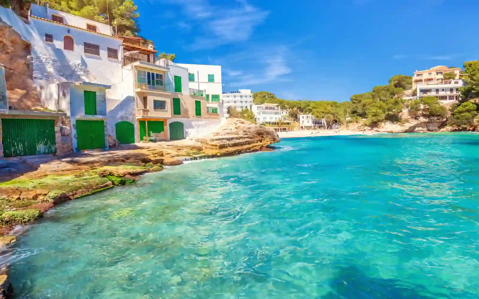 Baia di Maiorca con mare turchese e case affacciate sulla costa