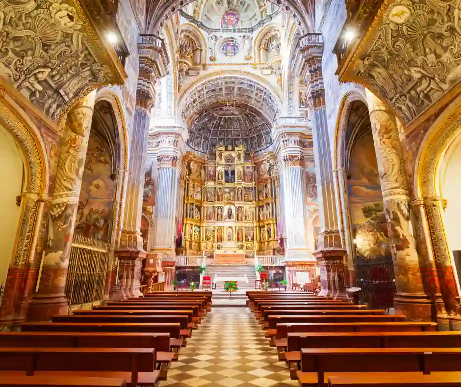 Viaggio organizzato Portogallo tra arte e monumenti Interno monumentale di una chiesa storica a Lisbona in Portogallo