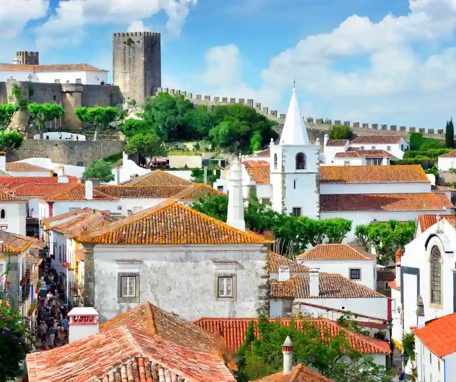 Pacchetto vacanza Portogallo con visita a Óbidos Veduta del borgo medievale di Óbidos circondato dalle antiche mura