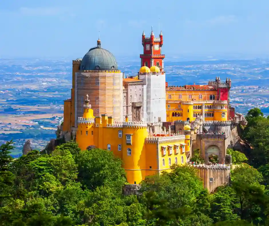 Offerta viaggio Portogallo con visita a Sintra Palazzo Pena di Sintra circondato dal verde delle colline portoghesi