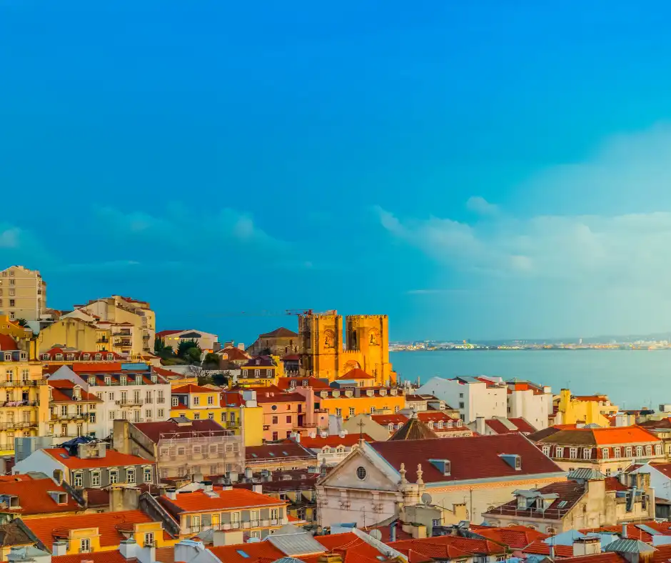 Offerta viaggio Lisbona e Portogallo d’Autore Vista panoramica sui tetti di Lisbona e sul fiume Tago