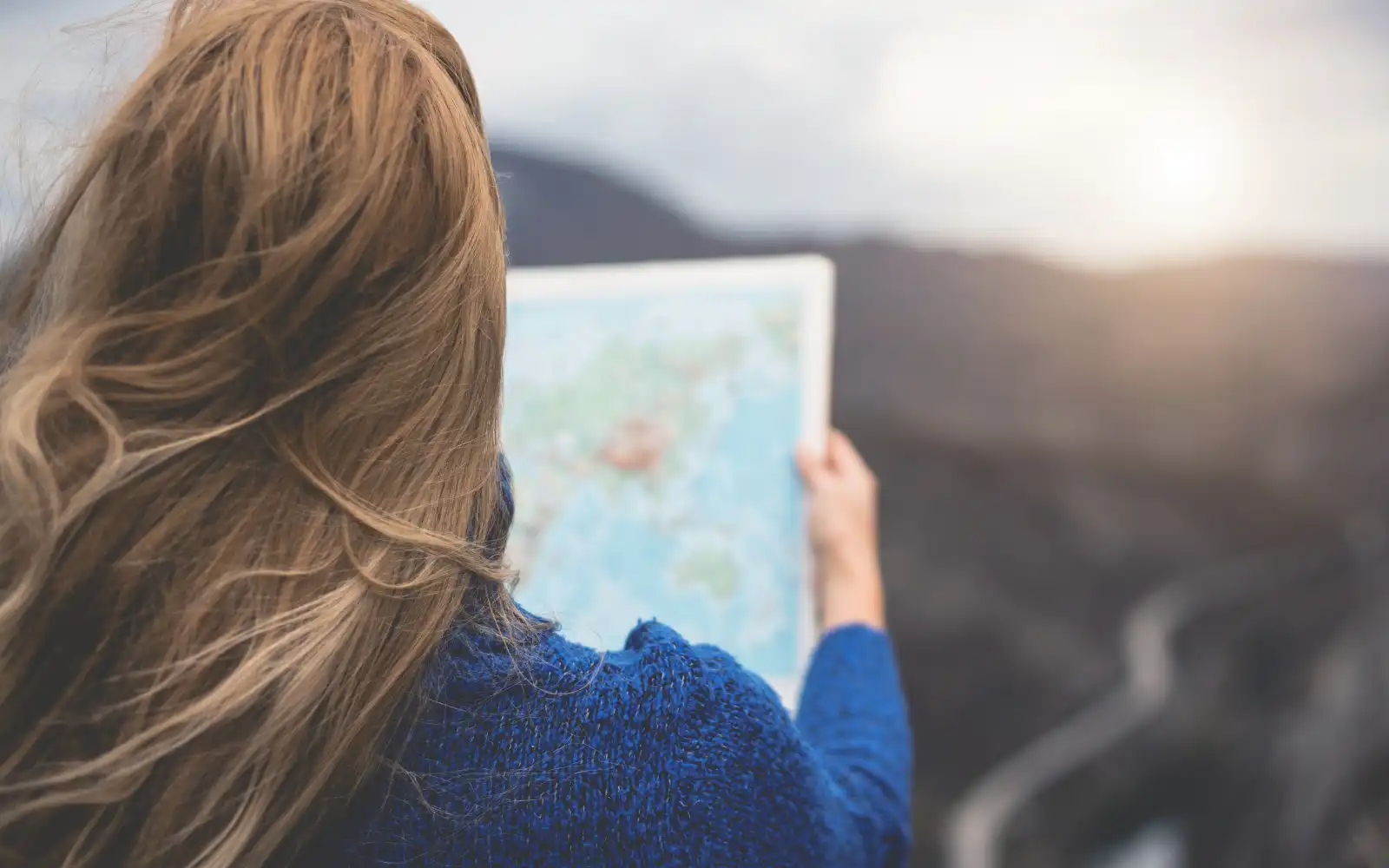 Viaggiatrice osserva una mappa durante la pianificazione del viaggio