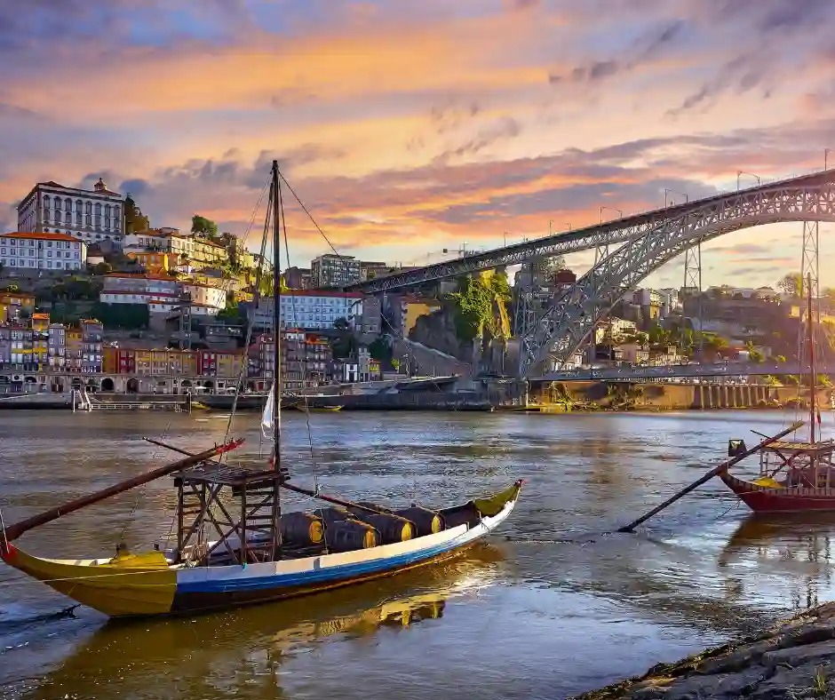 Pacchetto vacanza Portogallo con visita di Porto Barche sul fiume Douro con il Ponte Dom Luís I a Porto