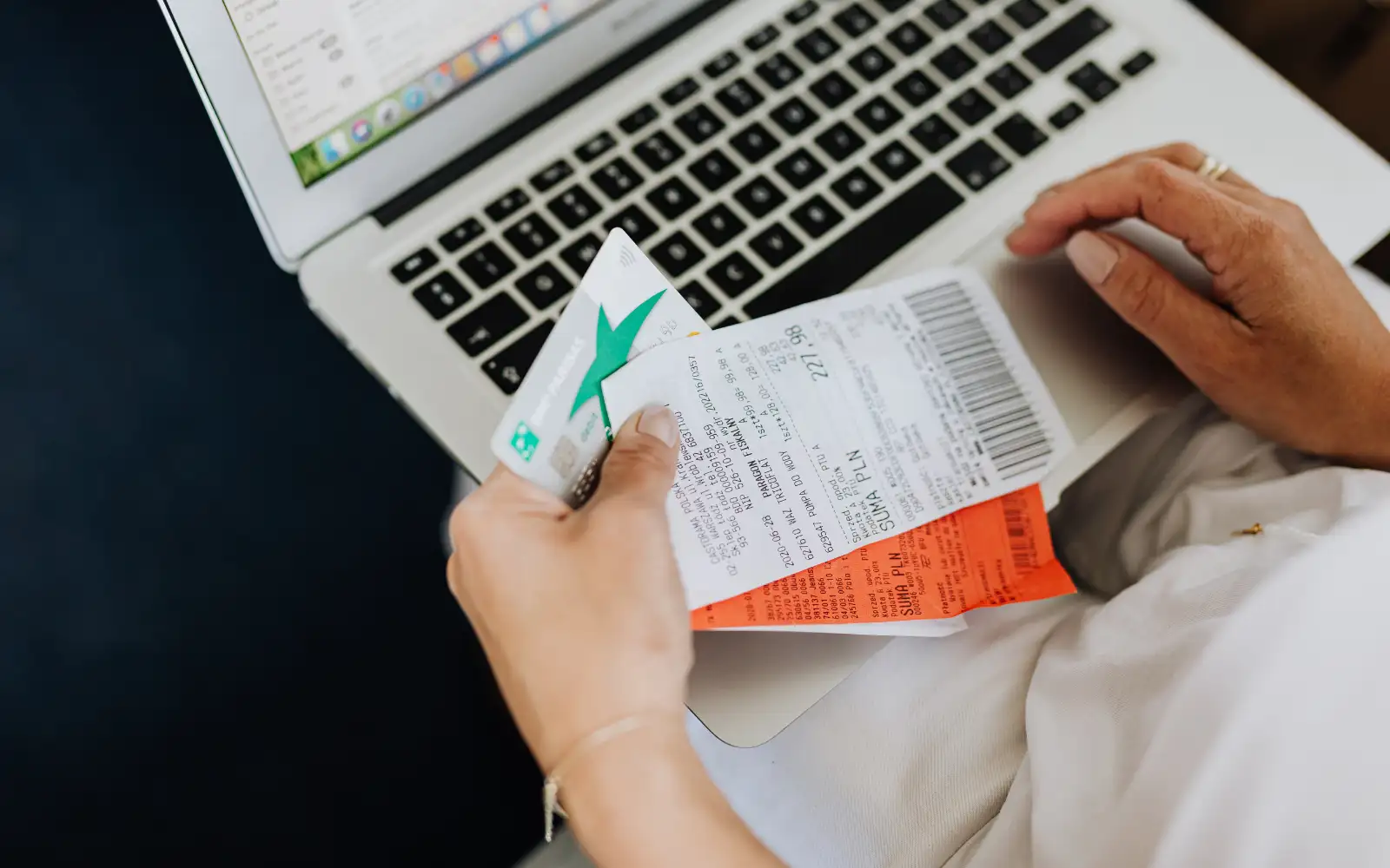 Prenotazione di un viaggio online con documenti di viaggio e pagamento digitale