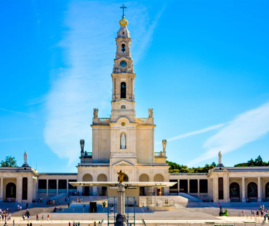 Santuario di Fatima con la basilica principale e la grande piazza santuario-fatima-portogallo