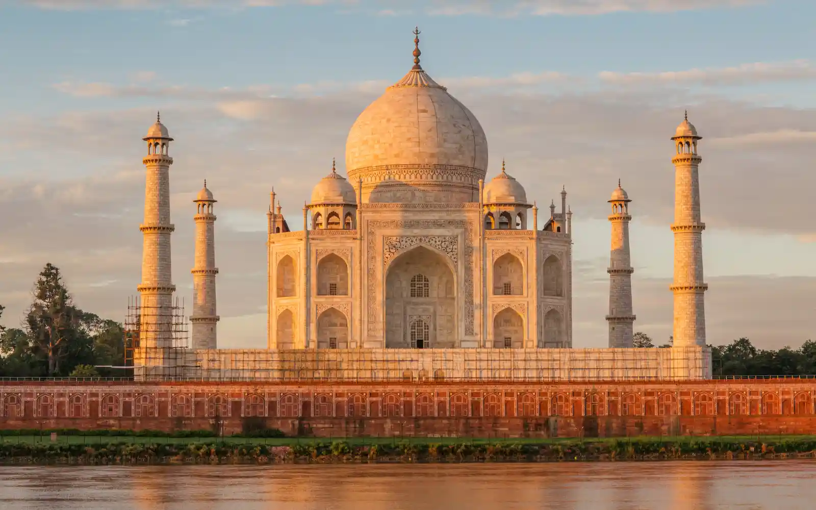 Taj Mahal illuminato dalla luce del tramonto ad Agra