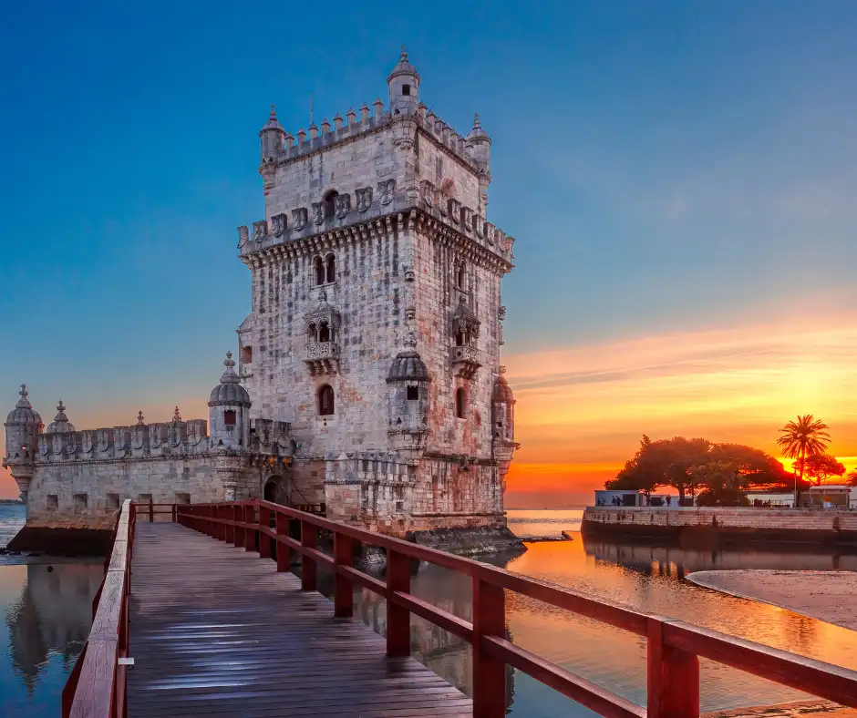 Pacchetto vacanza Portogallo con Torre di Belém Torre di Belém affacciata sul fiume Tago al tramonto a Lisbona