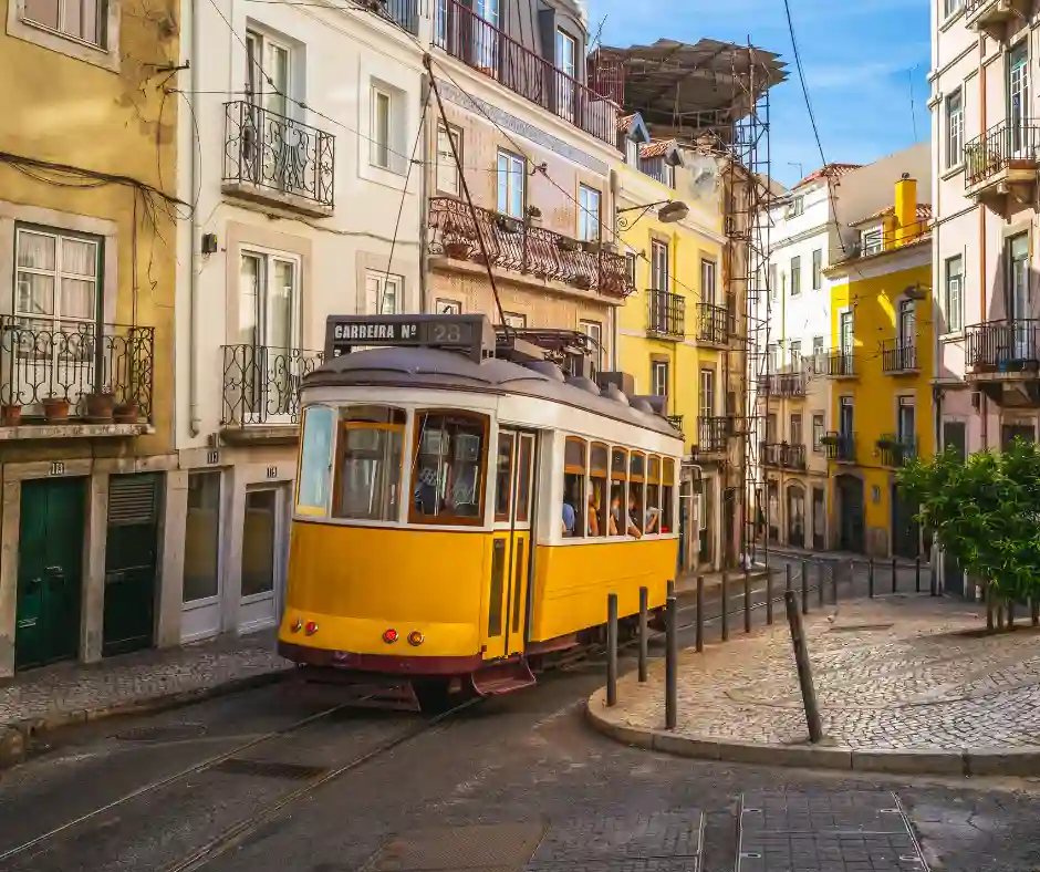 Offerta viaggio Portogallo d’Autore con visita di Lisbona Tram storico giallo nel quartiere Alfama di Lisbona durante il tour in Portogallo
