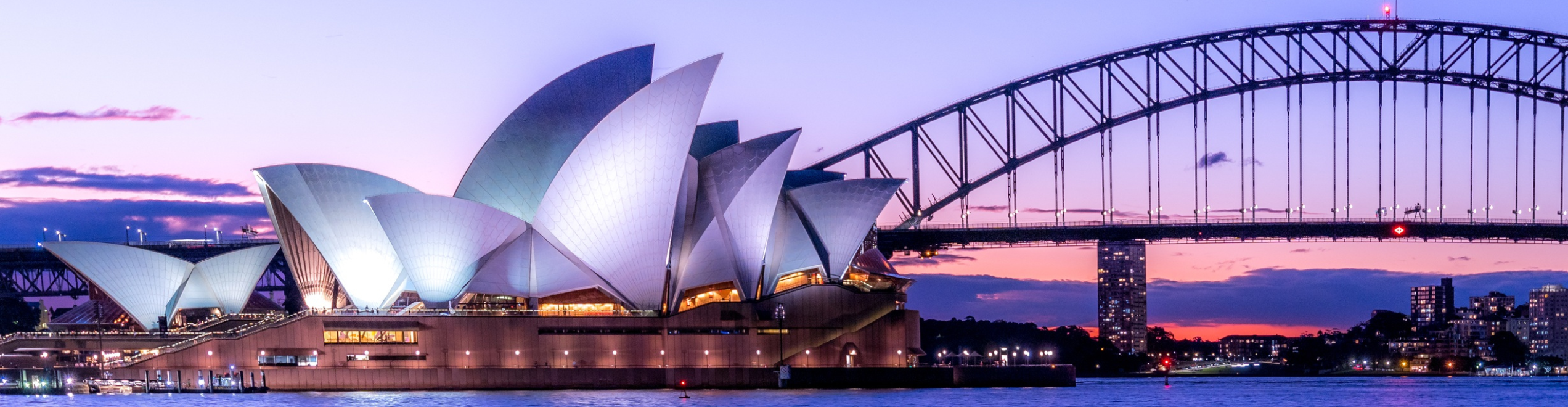 Sydney Opera House e Harbour Bridge al tramonto, simboli dell'Australia.
