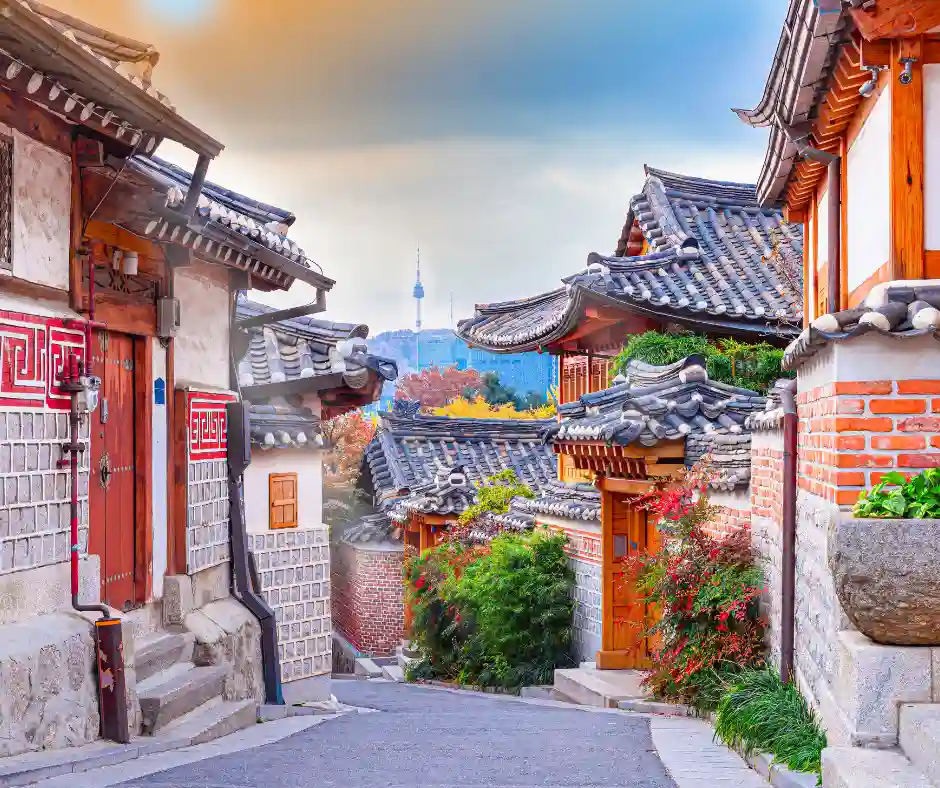 Offerta viaggio Corea del Sud tra tradizione e modernità Bukchon Hanok Village con case tradizionali coreane nel centro di Seoul.