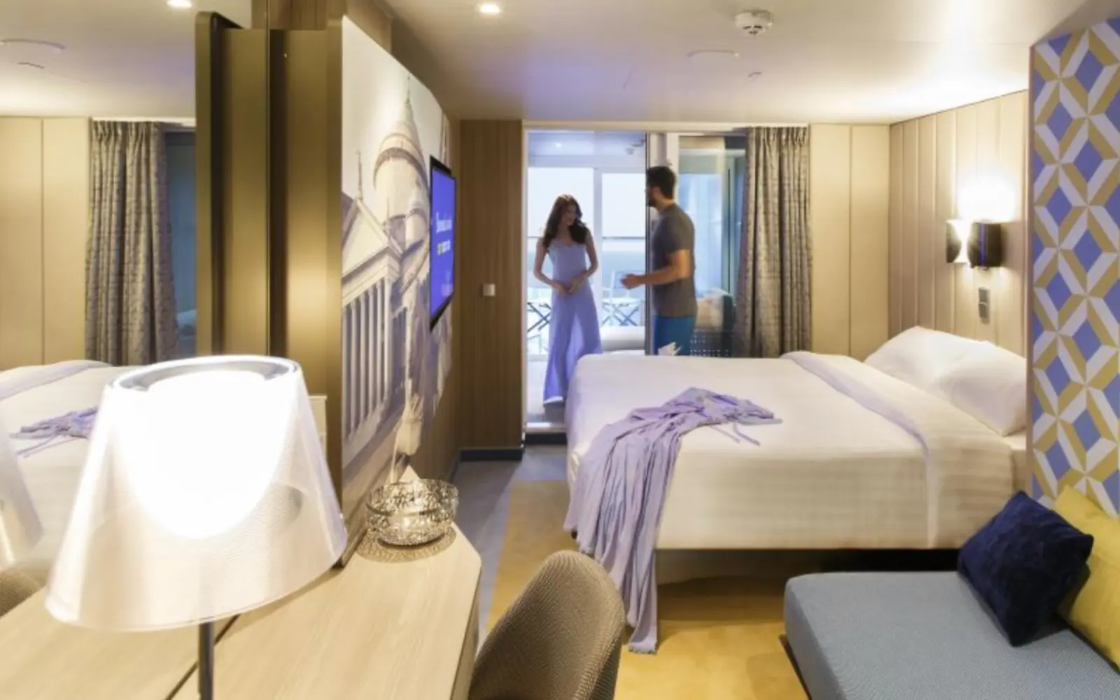 Cabina con balcone di una nave Costa Crociere, arredata per una vacanza confortevole