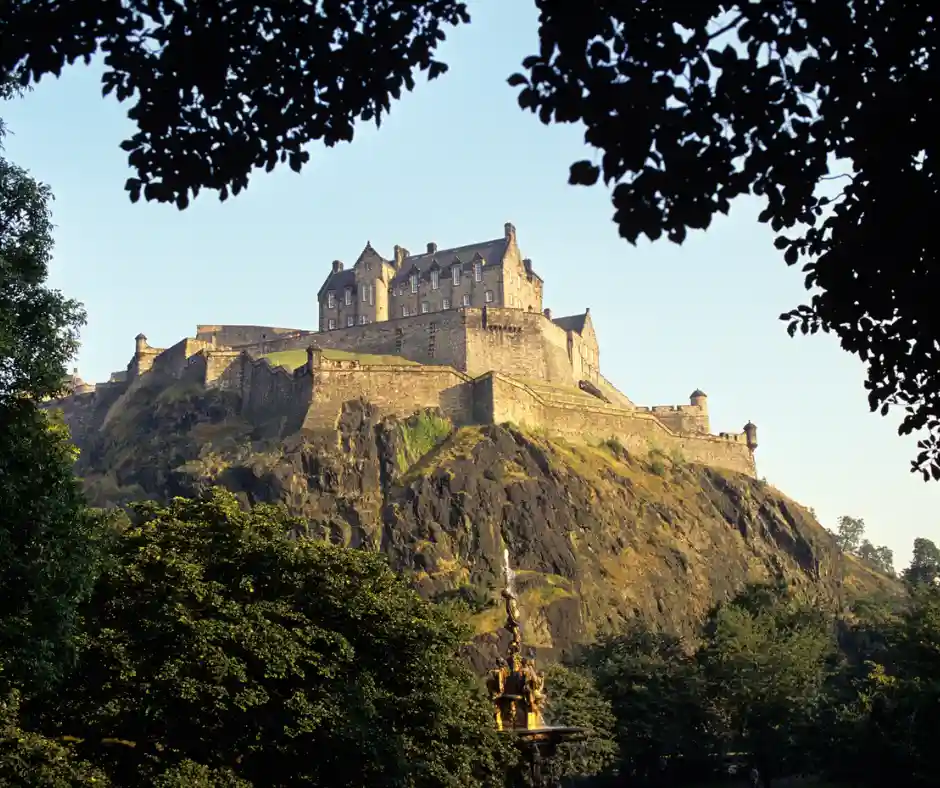 Pacchetto vacanza Regno Unito – Castello di Edimburgo Castello di Edimburgo durante il viaggio organizzato nel Regno Unito.