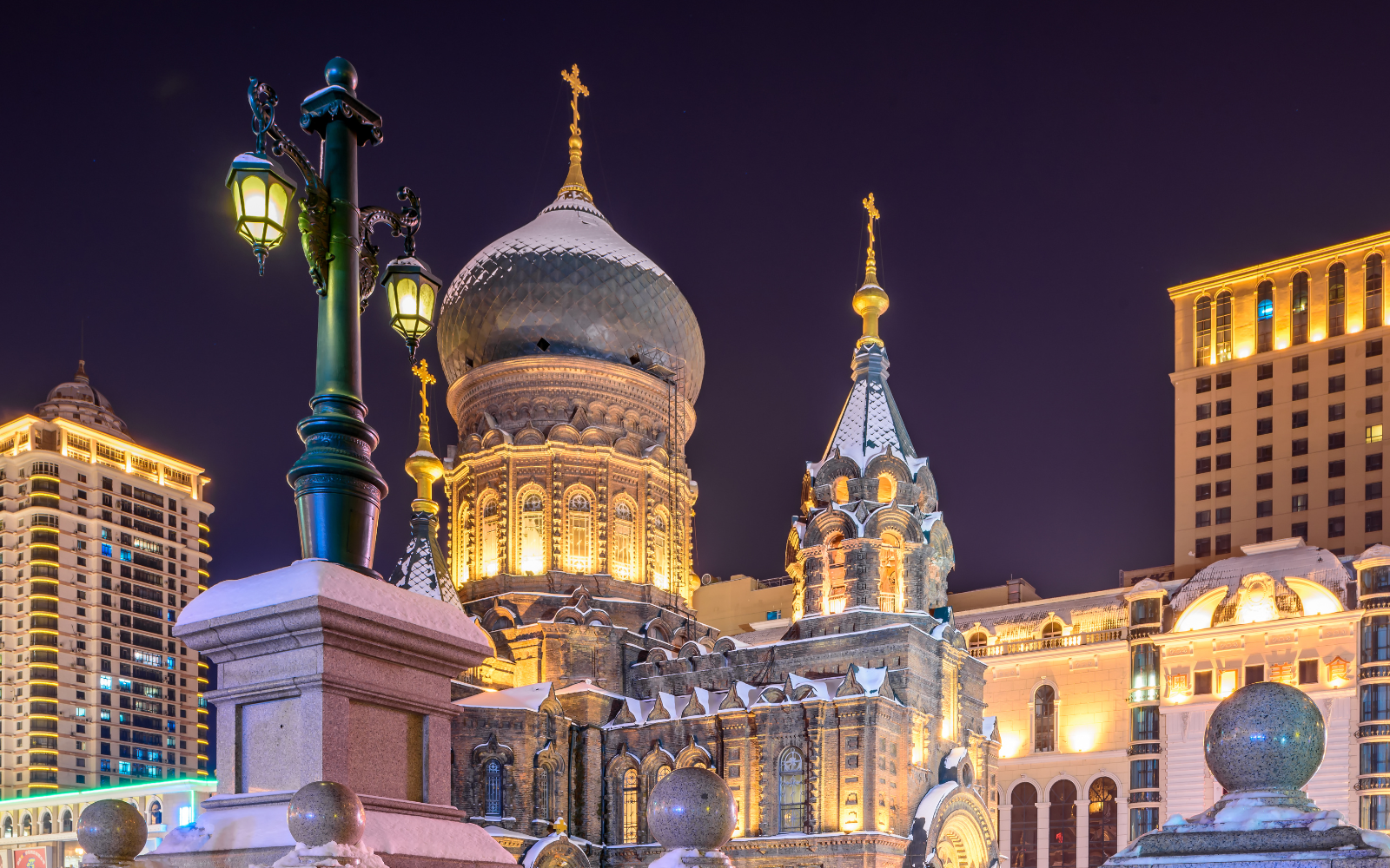 Cattedrale di Santa Sofia illuminata di sera nel centro di Harbin