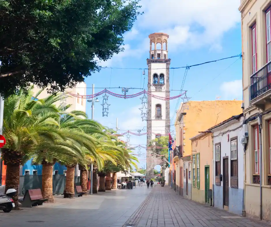 Offerta viaggio alle Canarie con visita a Santa Cruz de Tenerife Centro storico di Santa Cruz de Tenerife durante la crociera alle Canarie.