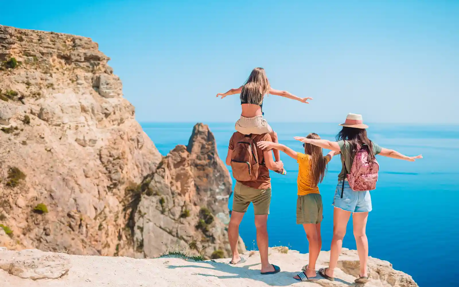 Famiglia ammira un panorama sul mare durante una vacanza
