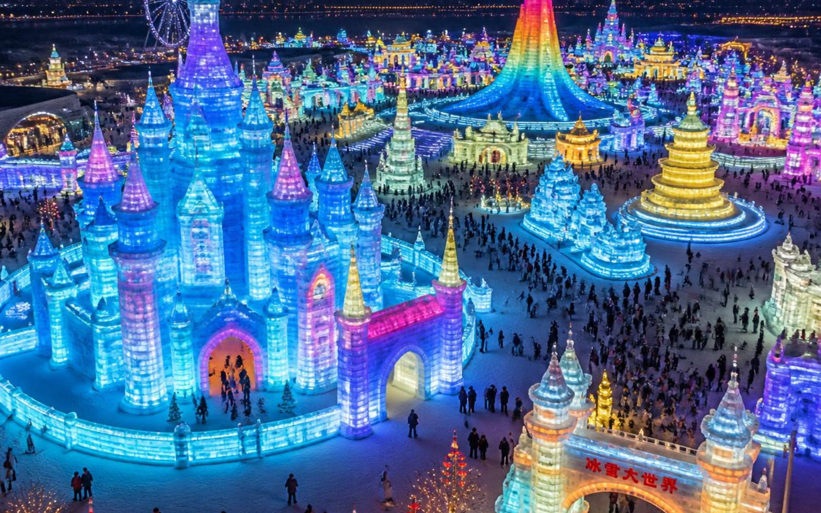 Veduta panoramica del Festival del Ghiaccio di Harbin illuminato durante una notte d’inverno