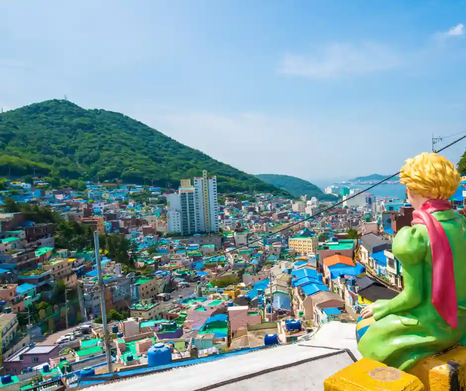 Viaggio organizzato Corea del Sud con Busan Panorama del Gamcheon Culture Village a Busan con case colorate.