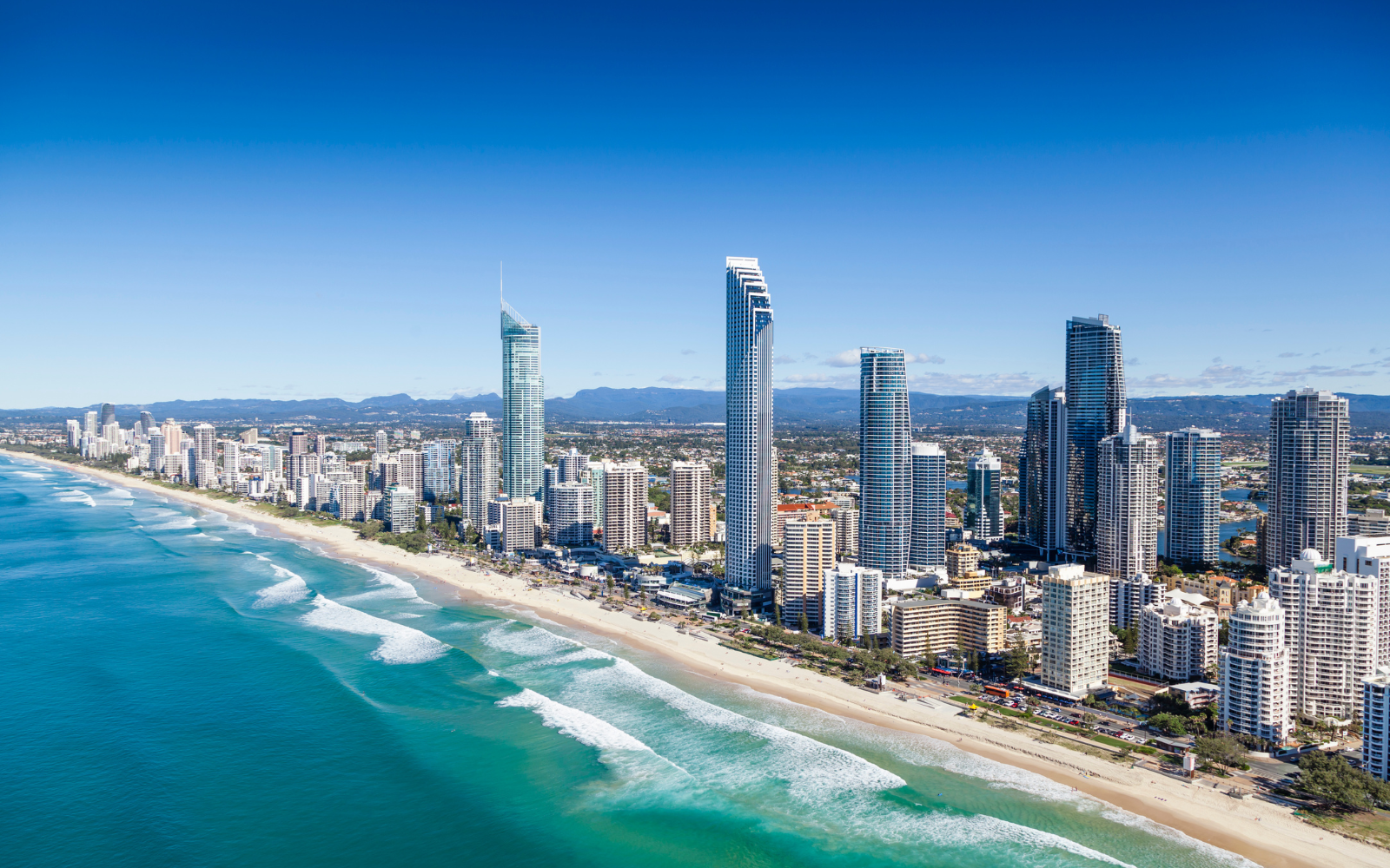 Skyline di Gold Coast con spiaggia e oceano, tra le esperienze imperdibili in Australia